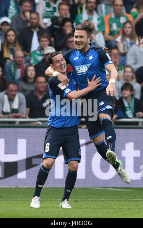 Bremen, Deutschland. 13. Mai 2017. Hoffenheim Ermin Bicakcic (r) feiert seine 0:5 Tor mit Sebastian Rudy in der deutschen Bundesliga-Fußballspiel zwischen Werder Bremen und TSG 1899 Hoffenheim im Weserstadion in Bremen, Deutschland, 13. Mai 2017. (EMBARGO Bedingungen - Achtung: aufgrund der Akkreditierungsrichtlinien die DFL nur erlaubt die Veröffentlichung und Nutzung von bis zu 15 Bilder pro Spiel im Internet und in Online-Medien während des Spiels.) Foto: Carmen Jaspersen/Dpa/Alamy Live News Stockfoto