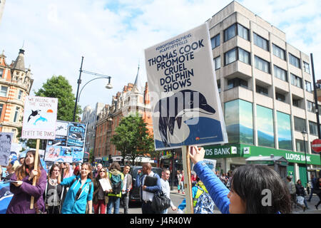 London, UK. 13. Mai 2017. Demonstranten marschieren auf der Oxford Street fordert Urlaub Tour Unternehmen, die Förderung der Gefangenschaft Tiershows zu beenden. Bildnachweis: Claire Doherty/Alamy Live News Stockfoto