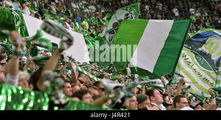 Wolfsburg, Deutschland. 13. Mai 2017. Wolfsburg-Fans feiern in der deutschen Bundesliga-Fußballspiel zwischen VfL Wolfsburg und Borussia Moenchengladbach in der Volkswagen Arena in Wolfsburg, Deutschland, 13. Mai 2017. (EMBARGO Bedingungen - Achtung: aufgrund der Akkreditierungsrichtlinien die DFL nur erlaubt die Veröffentlichung und Nutzung von bis zu 15 Bilder pro Spiel im Internet und in Online-Medien während des Spiels.) Foto: Silas Stein/Dpa/Alamy Live News Stockfoto