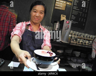 Im Café "Grace Street" ein rosé Latte wird in New York, USA, 12. Mai 2017 vorbereitet. Nachdem Violet Einhorn Latte der neue Trend ein rosa farbigen-rosé-Latte ist, gemacht mit schwarzer Assam Tee stieg Sirup, geschäumte Milch und Rosenblüten. Foto: Johannes Schmitt-Tegge/dpa Stockfoto