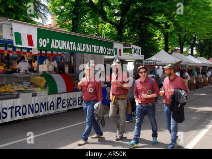 Treviso, Italien. 13. Mai 2017. Die Stadt Treviso ist überfüllt mit 500,000 Alpini-Veteranen mit ihren Maultieren und deren Familien. Wie jedes Jahr treffen sie für drei Tage von merry-Making, Musik, Berg Chöre und reichlich Getränke, die mit der großen Parade am Sonntag endet. Viele von ihnen sind Freiwillige des öffentlichen Dienstes, bereit zu helfen Menschen in Italien und im Ausland, wenn Naturkatastrophen auftreten.-Credit: Ferdinando Piezzi/Alamy Live News Stockfoto