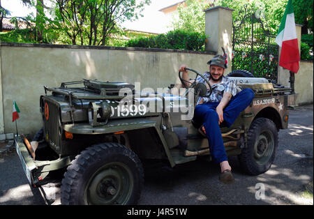 Treviso, Italien. 13. Mai 2017. Die Stadt Treviso ist überfüllt mit 500,000 Alpini-Veteranen mit ihren Maultieren und deren Familien. Wie jedes Jahr treffen sie für drei Tage von merry-Making, Musik, Berg Chöre und reichlich Getränke, die mit der großen Parade am Sonntag endet. Viele von ihnen sind Freiwillige des öffentlichen Dienstes, bereit zu helfen Menschen in Italien und im Ausland, wenn Naturkatastrophen auftreten.-Credit: Ferdinando Piezzi/Alamy Live News Stockfoto