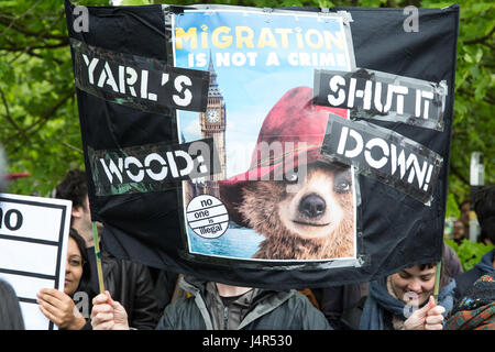 Milton Ernest, UK. 13. Mai 2017. Ein Banner auf eine große Demonstration organisiert von Bewegung für Gerechtigkeit durch irgendwelche Mittel notwendig außerhalb Yarl es Wood Immigration Removal Centre. Aktivisten, darunter ehemalige Häftlinge forderte alle Einwanderung Haftanstalten geschlossen werden. Bildnachweis: Mark Kerrison/Alamy Live-Nachrichten Stockfoto