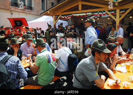 Treviso, Italien. 13. Mai 2017. Die Stadt Treviso ist überfüllt mit 500,000 Alpini-Veteranen mit ihren Maultieren und deren Familien. Wie jedes Jahr treffen sie für drei Tage von merry-Making, Musik, Berg Chöre und reichlich Getränke, die mit der großen Parade am Sonntag endet. Viele von ihnen sind Freiwillige des öffentlichen Dienstes, bereit zu helfen Menschen in Italien und im Ausland, wenn Naturkatastrophen auftreten.-Credit: Ferdinando Piezzi/Alamy Live News Stockfoto