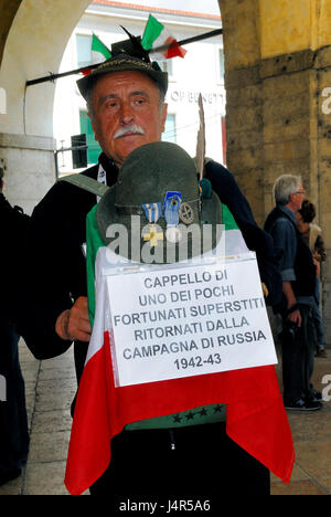 Treviso, Italien. 13. Mai 2017. Die Stadt Treviso ist überfüllt mit 500,000 Alpini-Veteranen mit ihren Maultieren und deren Familien. Wie jedes Jahr treffen sie für drei Tage von merry-Making, Musik, Berg Chöre und reichlich Getränke, die mit der großen Parade am Sonntag endet. Viele von ihnen sind Freiwillige des öffentlichen Dienstes, bereit zu helfen Menschen in Italien und im Ausland, wenn Naturkatastrophen auftreten.-Credit: Ferdinando Piezzi/Alamy Live News Stockfoto