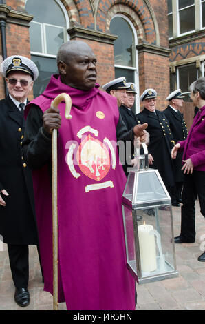 Hull, Yorkshire, Großbritannien. 13th Mai 2017. Der Erzbischof von York John Sentamu hält die Flamme begrüßt ehemalige Kapitäne auf Zebedee's Yard Widmung der Last Trip Memorial Credit: Paul Saripo/Alamy Live News Stockfoto