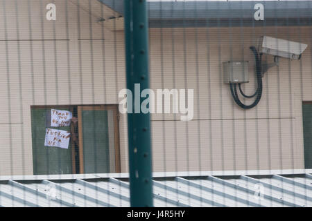 Milton Ernest, UK. 13. Mai 2017. Häftlinge in Yarl es Wood Immigration Removal Centre halten Schilder in den Fenstern zur Kommunikation mit Aktivisten gegen die Inhaftierung, die Teilnahme an eine große Demonstration organisiert von Bewegung für Gerechtigkeit durch irgendwelche Mittel notwendig. Aktivisten, darunter ehemalige Häftlinge forderte alle Einwanderung Haftanstalten geschlossen werden. Stockfoto