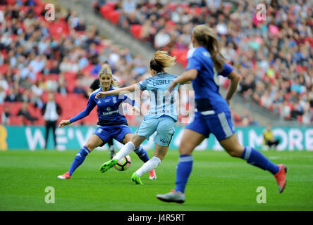 London, UK. Mai 13. 2017, Wembley Stadium, London, England; Die SSE Womens FA-Cup-Finale, Manchester City gegen Birmingham City; Melissa Lawley (14) von Manchester City Frauen greift die Birmingham Verteidigung während der Frauen FA Cup Credit: David Partridge/Alamy Live News Stockfoto