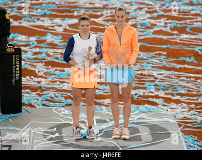 Simona Halep Rumäniens feiert und die Trophäe und posiert für Fotos für den Gewinn des Weibes Madrid Open Tennisturnier nach dem Sieg über Kristina Mladenovic von Frankreich im Finale, Madrid, Spanien, Samstag, 13. Mai 2017 festhält. Stockfoto