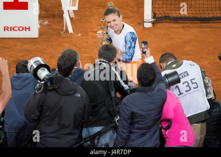 Simona Halep Rumäniens feiert und die Trophäe und posiert für Fotos für den Gewinn des Weibes Madrid Open Tennisturnier nach dem Sieg über Kristina Mladenovic von Frankreich im Finale, Madrid, Spanien, Samstag, 13. Mai 2017 festhält. Stockfoto