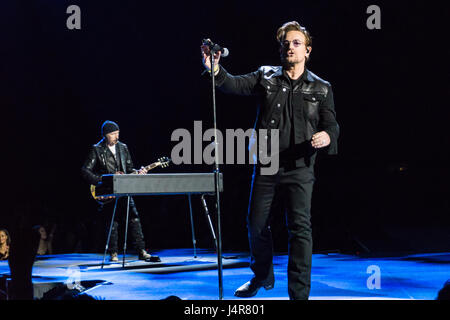 Vancouver, Kanada. 12. Mai 2017. Bono von U2 im BC Place Stadium in Vancouver, BC am 12. Mai 2017 für Joshua Tree Tour Credit: James Jeffrey Taylor/Alamy Live-Nachrichten Stockfoto