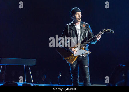 Vancouver, Kanada. 12. Mai 2017. Der Rand von U2 im BC Place Stadium in Vancouver, BC am 12. Mai 2017 für Joshua Tree Tour Credit: James Jeffrey Taylor/Alamy Live-Nachrichten Stockfoto