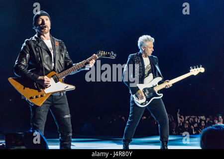 Vancouver, Kanada. 12. Mai 2017. Den Rand und Adam Clyaton von U2 im BC Place Stadium in Vancouver, BC am 12. Mai 2017 für den Joshua Tree Tour Credit: James Jeffrey Taylor/Alamy Live-Nachrichten Stockfoto