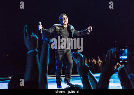 Vancouver, Kanada. 12. Mai 2017. Bono von U2 im BC Place Stadium in Vancouver, BC am 12. Mai 2017 für Joshua Tree Tour Credit: James Jeffrey Taylor/Alamy Live-Nachrichten Stockfoto