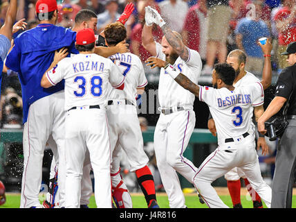 11. Mai 2017: Texas Rangers erster Basisspieler Mike Napoli #5 auf den Teller begrüßt, nachdem er einen 448 Fuß trifft laufen drei zu Fuß von zu Hause weggelaufen in der Unterseite des neunten Inning bei einem MLB-Spiel zwischen den San Diego Padres und die Texas Rangers am Globe Life Park in Arlington, TX Texas Niederlagen San Diego 5-2 Stockfoto