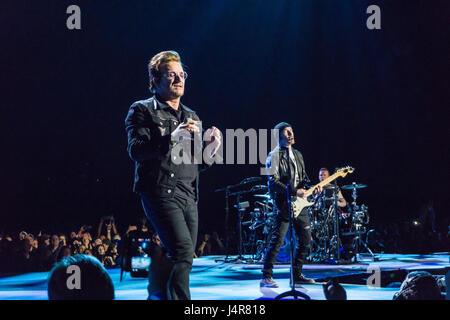 Vancouver, Kanada. 12. Mai 2017. Bono von U2 im BC Place Stadium in Vancouver, BC am 12. Mai 2017 für Joshua Tree Tour Credit: James Jeffrey Taylor/Alamy Live-Nachrichten Stockfoto