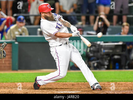 11. Mai 2017: Texas Rangers erster Basisspieler Mike Napoli #5 Treffer ein 448 Fuß drei laufen gehen Sie Homerun in der Unterseite des neunten Inning bei einem MLB-Spiel zwischen den San Diego Padres und die Texas Rangers am Globe Life Park in Arlington, TX Texas Niederlagen San Diego 5-2 Stockfoto