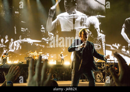 Vancouver, Kanada. 12. Mai 2017. Bono von U2 im BC Place Stadium in Vancouver, BC am 12. Mai 2017 für Joshua Tree Tour Credit: James Jeffrey Taylor/Alamy Live-Nachrichten Stockfoto