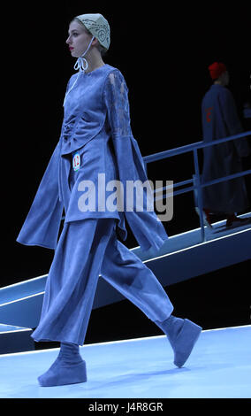 Peking, China. 13. Mai 2017. Ein Modell stellt eine Schöpfung in China Graduate Fashion Week in Peking, Hauptstadt von China, 13. Mai 2017. Bildnachweis: Li Mingfang/Xinhua/Alamy Live-Nachrichten Stockfoto