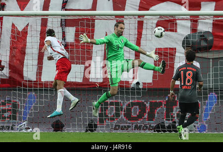 Leipzig, Deutschland. 13. Mai 2017. Bayern Torhüter Tom Starke (C) blockiert einen Header von RB Leipzig Yussuf Poulsen (L) bei einem deutschen Bundesliga-Spiel in Leipzig, Deutschland, 13. Mai 2017. Bayern München gewann 5: 4. Bildnachweis: Shan Yuqi/Xinhua/Alamy Live-Nachrichten Stockfoto