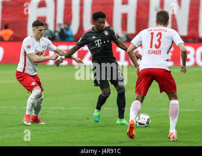 Leipzig, Deutschland. 13. Mai 2017. Bayern David Alaba (C) steuert den Ball während des Spiels zwischen RB Leipzig und FC Bayern München in Leipzig, Deutschland, Deutsche Bundesliga 13. Mai 2017. Bayern München gewann 5: 4. Bildnachweis: Shan Yuqi/Xinhua/Alamy Live-Nachrichten Stockfoto