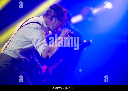 Turin, Italien. 13. Mai 2017. 13. Mai 2017 - Marco Masini auf der Bühne im Theater "Colosseo", Turin, mit seinem "SPOSTATO DI UN SECONDO LIVE 2017" Kredit: Antonio Polia/Alamy Live News Stockfoto