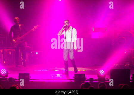 Turin, Italien. 13. Mai 2017. 13. Mai 2017 - Marco Masini auf der Bühne im Theater "Colosseo", Turin, mit seinem "SPOSTATO DI UN SECONDO LIVE 2017" Kredit: Antonio Polia/Alamy Live News Stockfoto