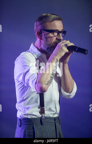 Turin, Italien. 13. Mai 2017. 13. Mai 2017 - Marco Masini auf der Bühne im Theater "Colosseo", Turin, mit seinem "SPOSTATO DI UN SECONDO LIVE 2017" Kredit: Antonio Polia/Alamy Live News Stockfoto