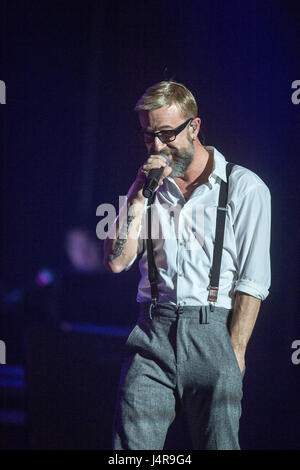 Turin, Italien. 13. Mai 2017. 13. Mai 2017 - Marco Masini auf der Bühne im Theater "Colosseo", Turin, mit seinem "SPOSTATO DI UN SECONDO LIVE 2017" Kredit: Antonio Polia/Alamy Live News Stockfoto