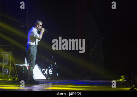 Turin, Italien. 13. Mai 2017. 13. Mai 2017 - Marco Masini auf der Bühne im Theater "Colosseo", Turin, mit seinem "SPOSTATO DI UN SECONDO LIVE 2017" Kredit: Antonio Polia/Alamy Live News Stockfoto