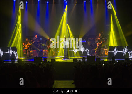 Turin, Italien. 13. Mai 2017. 13. Mai 2017 - Marco Masini auf der Bühne im Theater "Colosseo", Turin, mit seinem "SPOSTATO DI UN SECONDO LIVE 2017" Kredit: Antonio Polia/Alamy Live News Stockfoto