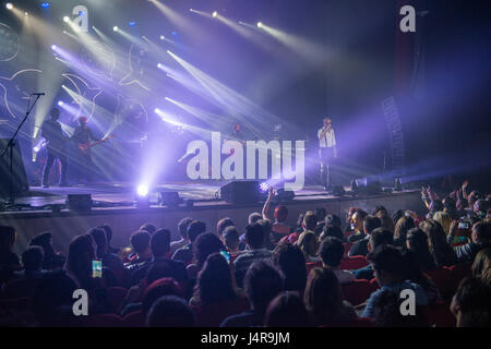 Turin, Italien. 13. Mai 2017. 13. Mai 2017 - Marco Masini auf der Bühne im Theater "Colosseo", Turin, mit seinem "SPOSTATO DI UN SECONDO LIVE 2017" Kredit: Antonio Polia/Alamy Live News Stockfoto