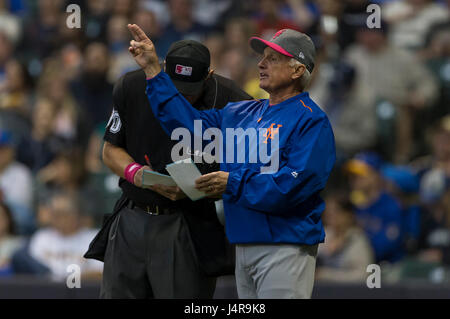 Milwaukee, WI, USA. 13. Mai 2017. New York Mets Manager Terry Collins #10 nimmt eine Änderung in der Major League Baseball Spiel zwischen den Milwaukee Brewers und die New York Mets im Miller Park in Milwaukee, Wisconsin. John Fisher/CSM/Alamy Live-Nachrichten Stockfoto