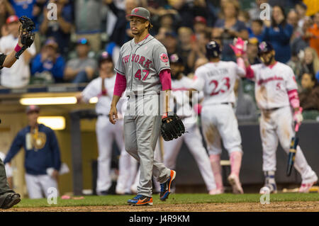 Milwaukee, WI, USA. 13. Mai 2017. New York Mets Entlastung Krug Hänsel Robles #47 geht zurück auf den Hügel nach zwei Läufen in der Major League Baseball Spiel zwischen den Milwaukee Brewers und die New York Mets im Miller Park in Milwaukee, Wisconsin aufzugeben. John Fisher/CSM/Alamy Live-Nachrichten Stockfoto