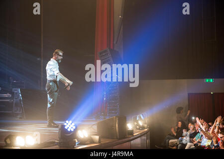 Turin, Italien. 13. Mai 2017. 13. Mai 2017 - Marco Masini auf der Bühne im Theater "Colosseo", Turin, mit seinem "SPOSTATO DI UN SECONDO LIVE 2017" Kredit: Antonio Polia/Alamy Live News Stockfoto