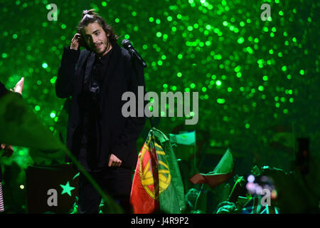 Kiew, Ukraine. 13. Mai 2017. Der Sieger des 62. ESC, Salvador Sobral aus Portugal singt seine preisgekrönten Song "Amor Pelos Dois" beim Finale der 62. Eurovision Song Contest (ESC) in Kiew, Ukraine, 13. Mai 2017. Foto: Julian Stratenschulte/Dpa/Alamy Live News Stockfoto