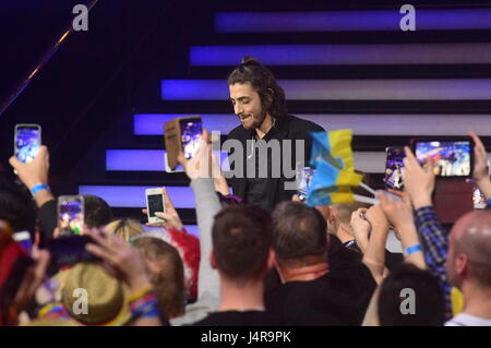 Kiew, Ukraine. 13. Mai 2017. Der Sieger des 62. ESC, Salvador Sobral aus Portugal interagiert mit den Fans beim Finale der 62. Eurovision Song Contest (ESC) in Kiew, Ukraine, 13. Mai 2017. Foto: Julian Stratenschulte/Dpa/Alamy Live News Stockfoto