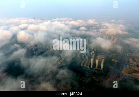 Peking, China-Guangxi Zhuang Autonome Region. 14. Mai 2017. Gebäude sind durch dichten Nebel in Nanning, Hauptstadt von Süd-China Autonome Region Guangxi Zhuang, 14. Mai 2017 gehüllt. Bildnachweis: Huang Xiaobang/Xinhua/Alamy Live-Nachrichten Stockfoto