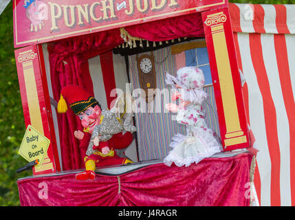 Punch und Judy ein traditionelles Puppentheater mit Herrn Körner und seiner Frau Judy in Knutsford, Cheshire, UK. 14 Mai, 2017. Stockfoto