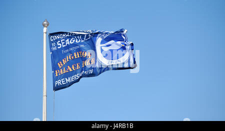 Brighton, UK. 14. Mai 2017. Palace Pier von Brighton mit herzlichen Glückwunsch Fahnen für Brighton und Hove Albion Aufstieg in die Premier League auf einem schönen sonnigen Tag mit Temperaturen voraussichtlich über 20 Grad Celsius im Laufe des Tages zu erreichen. Bildnachweis: Simon Dack/Alamy Live-Nachrichten Stockfoto