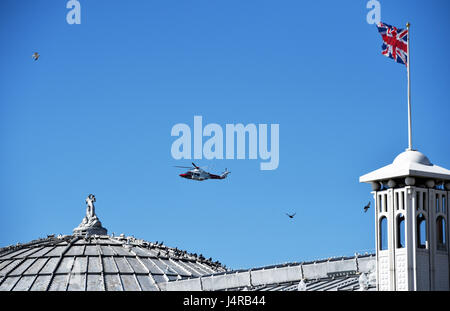 Brighton, UK. 14. Mai 2017. Die Küstenwache Hubschrauber fliegt über Brighton Palace Pier an einem schönen sonnigen Morgen mit Temperaturen über 20 Grad Celsius im Laufe des Tages zu erwarten. Bildnachweis: Simon Dack/Alamy Live-Nachrichten Stockfoto