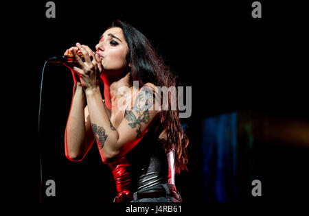 Venaria Reale, Italien. 13. Mai 2017.  Die italienische Sängerin Levante (Claudia Lagona) führt am Teatro della Concordia Credit: Alberto Gandolfo/Alamy Live News Stockfoto