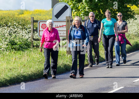 Wellingborough, Northamptonshire, Großbritannien 14. Mai 2017. 38. internationale Waendel Spaziergang. Teilnehmer sind aus so fernen Ländern wie Australien und USA gereist.  verlassen mit Gruppen und einzelnen Menschen aller Altersgruppen nach Starkregen über Nacht, die Himmel gelöscht haben einen sonnigen Tag. Bildnachweis: Keith J Smith. / Alamy Live News Stockfoto