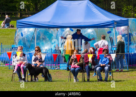 Kinder im Wasser Walkerz aufblasbarer Aqua-Luftballenball. Transparenter Ball of Fun bei den 2011 Royal Cornwall Showground Events & Exponates in Wadebridge, Cornwall County, Großbritannien Stockfoto