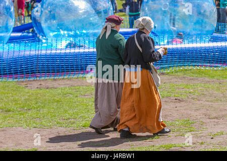 Kinder im Wasser Walkerz Aufblasbarer Aqua Bubble Ball.Transparenter Ball voller Spaß im Tatton Park bietet diese familienorientierte Country Show mit einer Reihe von Arena-Unterhaltung zum Thema Landschaft für jeden etwas. Kredit; MediaWorldImages/AlamyLiveNews. Stockfoto