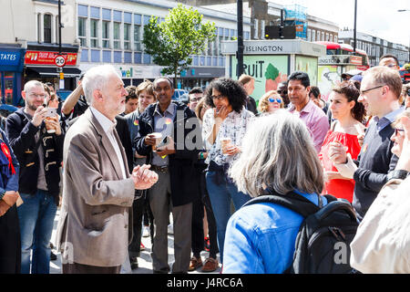 London, UK. 14. Mai 2017. Labour Leader Jeremy Corbyn im Gespräch mit Party-Mitglieder und die Öffentlichkeit in seinem Wahlkreis North Islington, 14. Mai 2017. Bildnachweis: Michael Heide/Alamy Live-Nachrichten Stockfoto