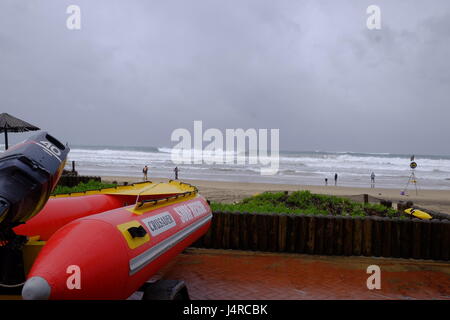 Durban, Südafrika. 14. Mai 2017. Ein Surf rescue Boot steht für den Fall der Rettung auf hoher See von einem großen Kaltfront, die entlang der Ostküste Südafrikas, die auch Regen zu den von der Dürre betroffenen Region verursacht. Credit: Paul Gregg/Alamy Leben Nachrichten. Stockfoto