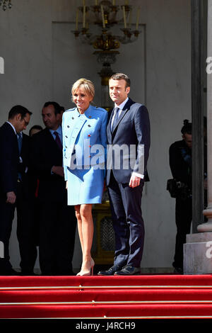 Paris, Frankreich. 14. Mai 2017. Französischer Präsident Emmanuel Macron (R) besucht eine Einweihungsfeier im Elysée-Palast in Paris, Frankreich, am 14. Mai 2017. Zentristischen Emmanuel Macron wurde als der achte Präsident der fünften Republik in einer Feierstunde im Elysée-Palast am Sonntag vereidigt. Bildnachweis: Chen Yichen/Xinhua/Alamy Live-Nachrichten Stockfoto