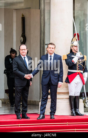 Paris, Frankreich. 14. Mai 2017. Francois Hollande begrüßt Emmanuel Macron. Emmanuel Macron Einweihung als Frankreichs neuer Präsident im Elysée-Palast in Paris, Frankreich, am 14. Mai 2017. Bildnachweis: Phanie/Alamy Live-Nachrichten Stockfoto