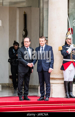 Paris, Frankreich. 14. Mai 2017. Francois Hollande begrüßt Emmanuel Macron. Emmanuel Macron Einweihung als Frankreichs neuer Präsident im Elysée-Palast in Paris, Frankreich, am 14. Mai 2017. Bildnachweis: Phanie/Alamy Live-Nachrichten Stockfoto